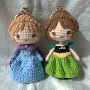 5 cm Elsa and Anna sisters hand-crocheted coin purse