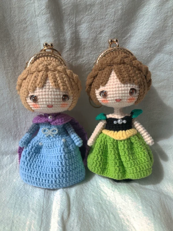 5 cm Elsa and Anna sisters hand-crocheted coin purse